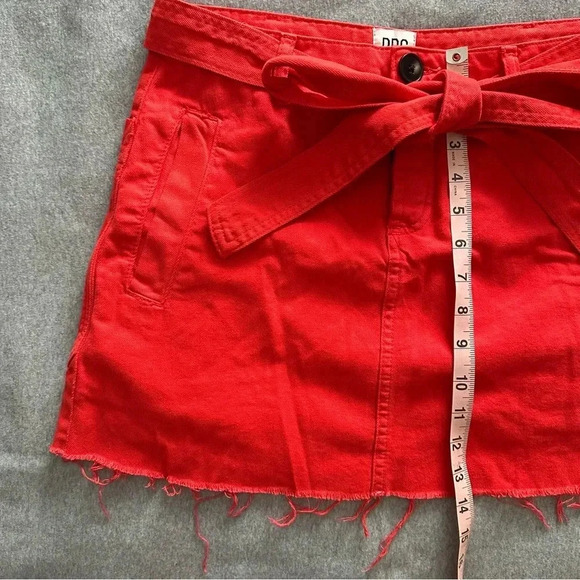 BDG Urban Outfitters Twill Frayed Mini Skirt red size M - Picture 10 of 10
